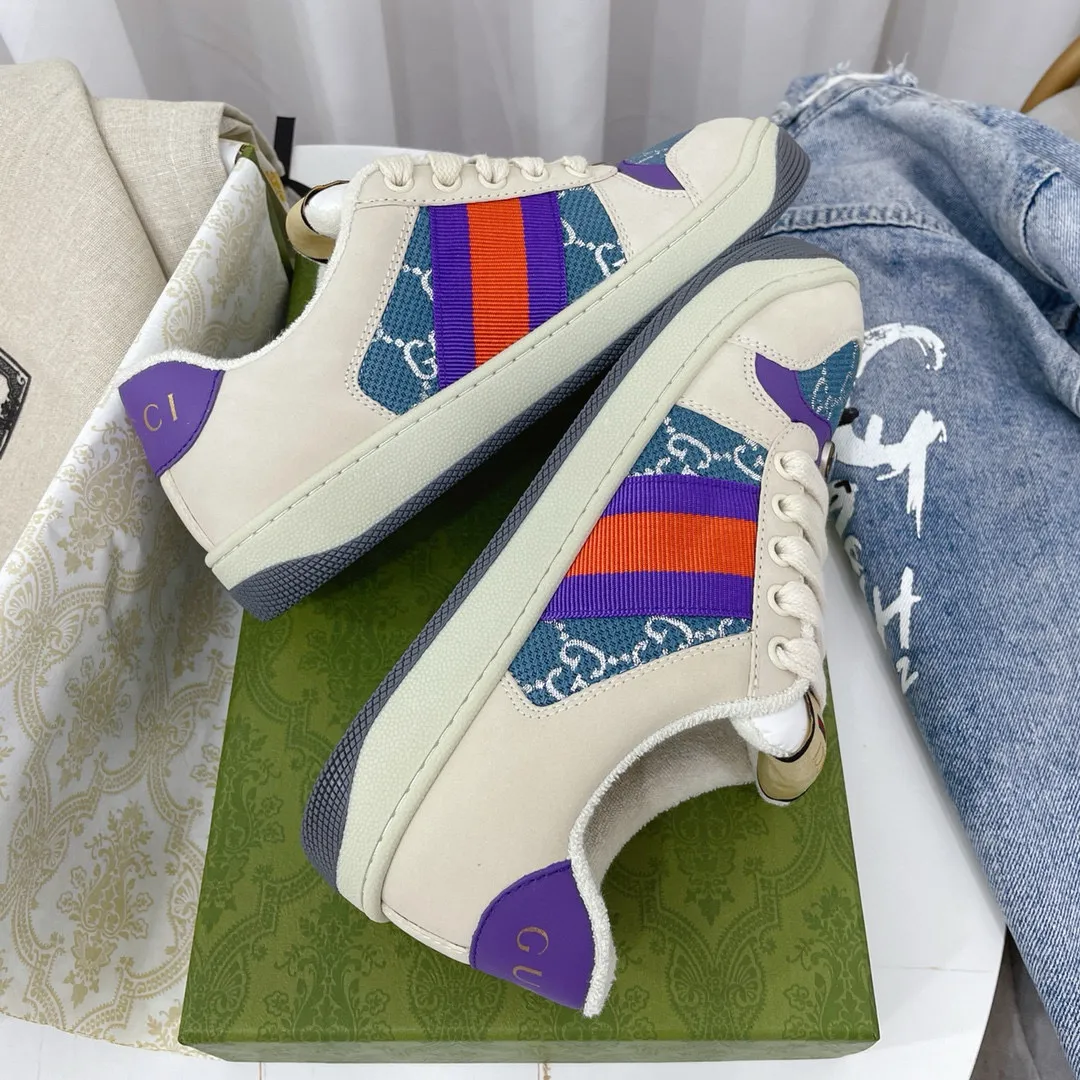 Ex-factory price: 540💰 GUCCI Gucci's newly upgraded back cover lining, top-notch old dirty shoes, classic casual sports shoes for couples, retro sneakers and old G family dirty shoes, updated at the counter simultaneously! ①The shoe upper has the same water-based edge coating process as the original version⚠️The ordinary oil edges on the market have a strong glue feel and are easy to fall off! Grade A first-layer nubuck leather (with pores)/matching computer embroidered double G cloth, high-density terry velvet lining. ② A PVC transparent small round mark sealing line is added to the details of the midsole. The mold is opened six times and the jewelry craftsmanship is used to customize the two-color double G buckle, striving to be the same as the original version. A pair of buttons is more than three times more expensive than ordinary buckles on the market. ③An old two-color washable label, the chip is placed on the outer waist of the right foot, the entire shoe is completely hollowed out with rubber technology, TUP material (rubber to distinguish the market) with the latest green packaging from the counter, 3D printed handbag, and a pair of shoelaces. There is no pressure when entering and exiting the counter. You can buy a 1:1 accurate replica of the original version and modify and upgrade it repeatedly. The details are perfectly restored, the materials are all customized, and they are truly top-notch. Please look at the details clearly to identify the quality. Upper: First-layer frosted cowhide/embroidered double G cloth. Lining: original high-density velvet lining. Foot pads: original pearlescent sheepskin. Outsole: private molded vacuum TPU material. Packaging: original top-grade full set packaging at the counter. Shoe size: women's size 35-40, men's size 39-44 (men's size 38, 45🉑️customized, non-returnable)
